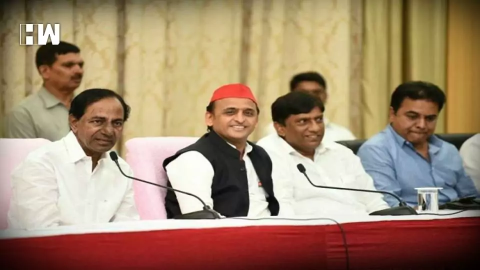 KCR meets Akhilesh Yadav