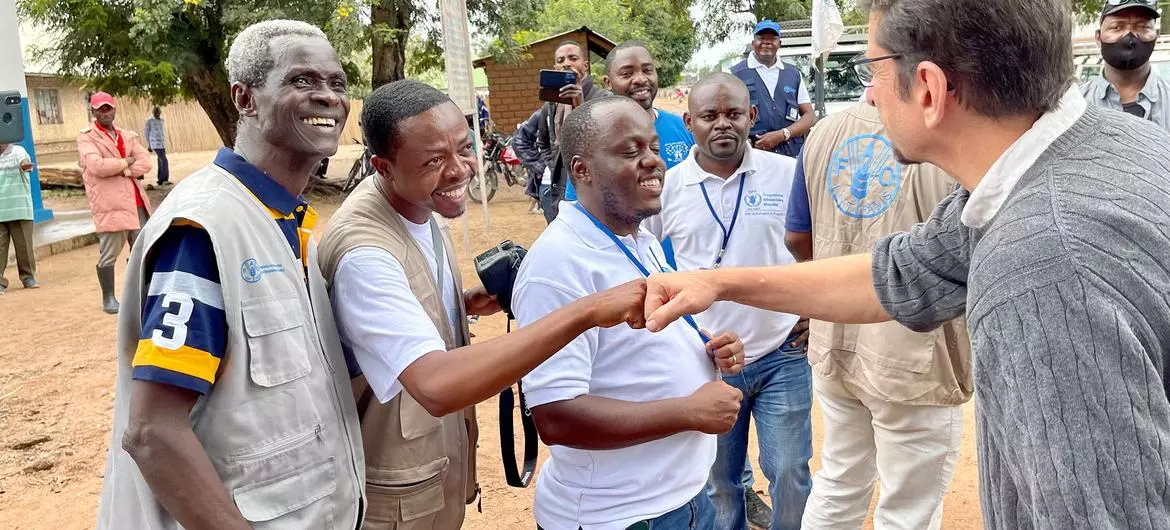 During a visit to Tanganyika in March 2022, the Resident and Humanitarian Coordinator meets colleagues from FAO and WFP who are providing support to internally displaced people living in the site.
