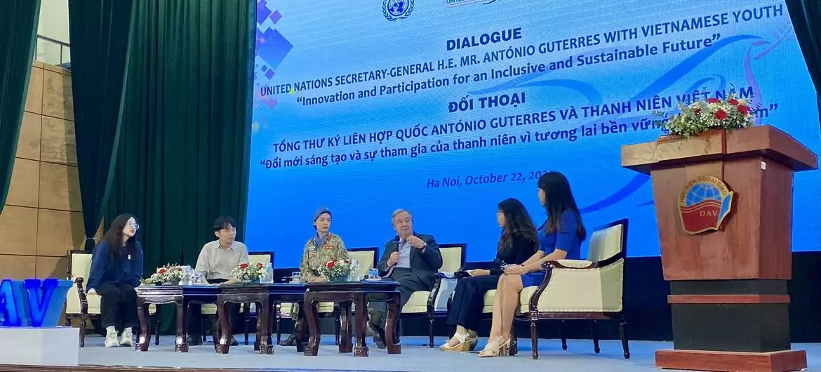 In dialogue with the youth in Viet Nam, Secretary-General António Guterres tells them they are not only the owners of the future but are now also the owners of the present, driving the world in the fight against climate change. In dialogue with the youth in Viet Nam, Secretary-General António Guterres tells them they are not only the owners of the future but are now also the owners of the present, driving the world in the fight against climate change.