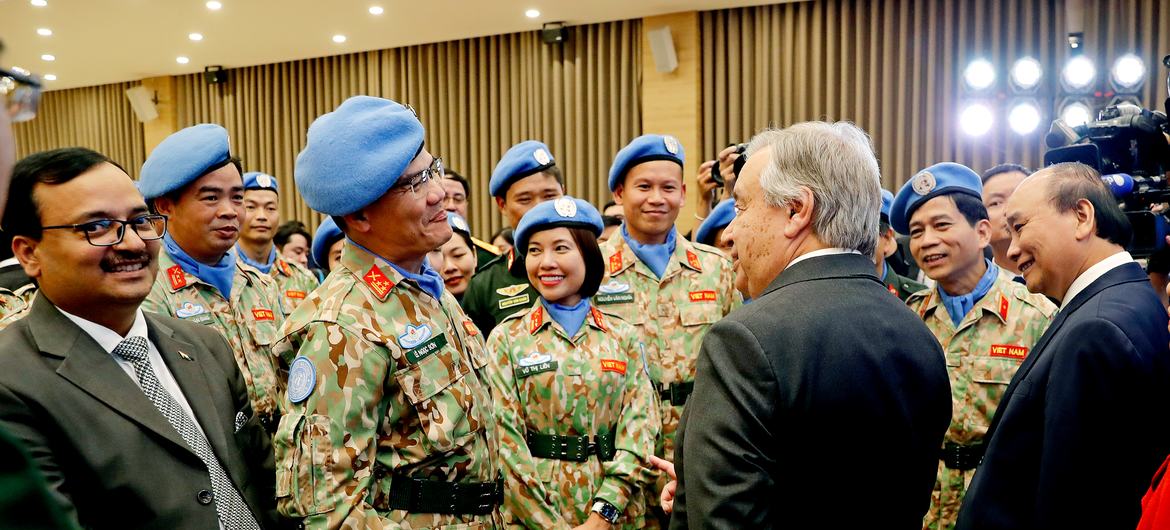Secretary-General António Guterres (second from right) and Nguyen Xuan Phuc (right), State President of Viet Nam meets with Vietnamese Peacekeepers during a ceremony commemorating the 45th anniversary of Viet Nam’s membership in the United Nations.