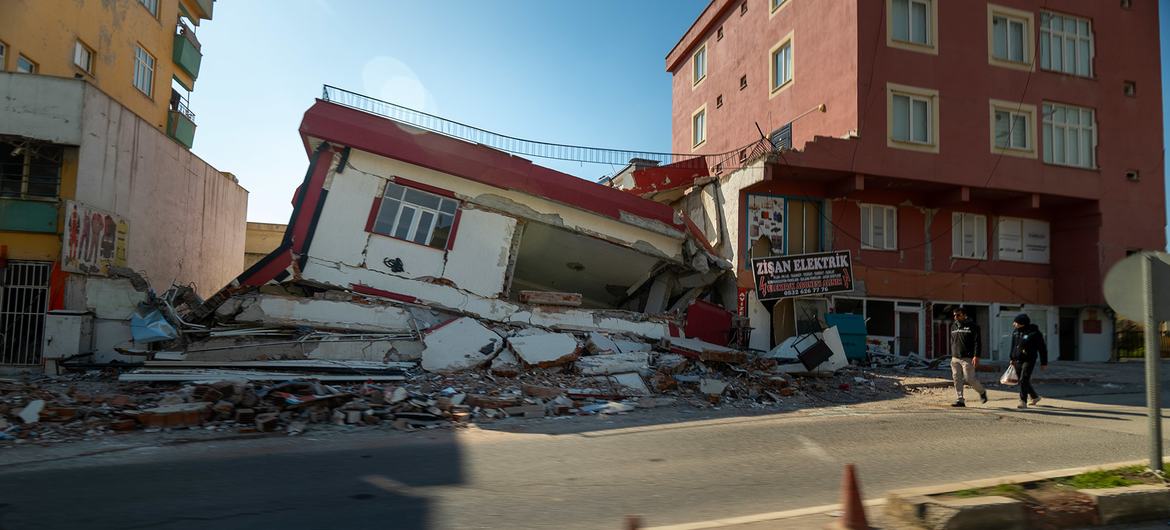 Clearing rubble, for example in Kahramanmaraş in Türkiye, is an essential part of recovery efforts following the earthquake.