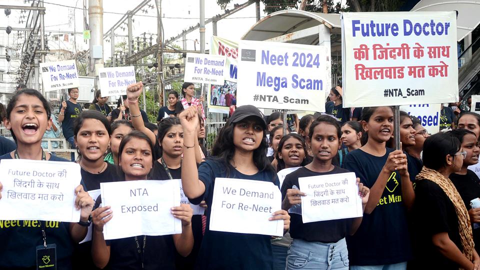 A group of protesters protest against the NEET paper leak.