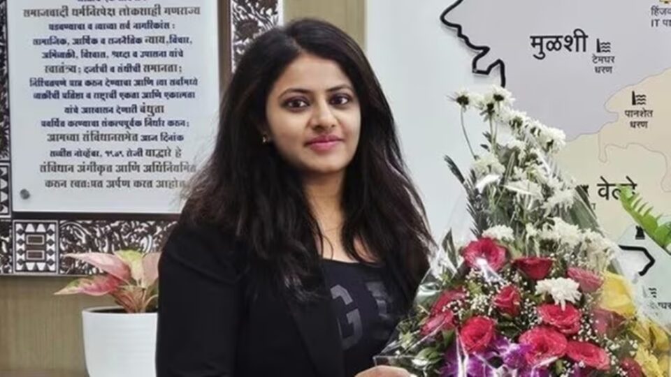 puja khedkar, probationary IAS officer